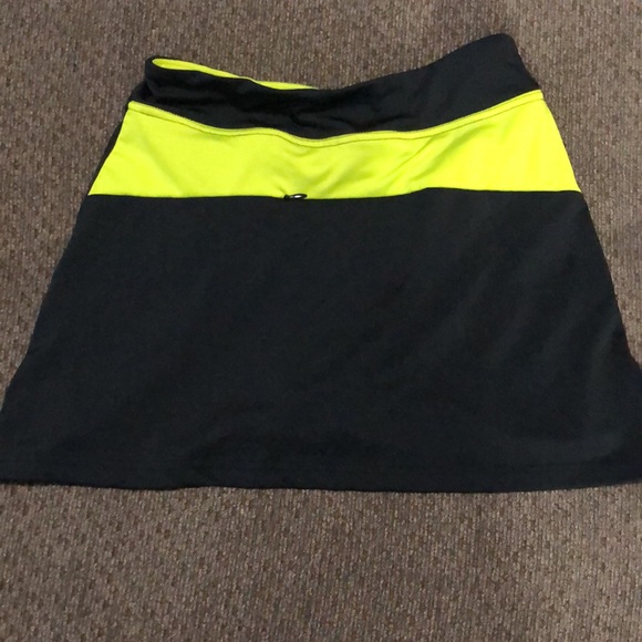 Nordictrack womens size XS black with neon detail on back of skort - Picture 2 of 2